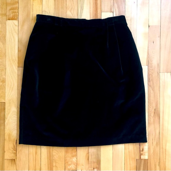 Vintage 80s black velvet pencil skirt
size:15
Made in Canada 🇨🇦 - Picture 1 of 5